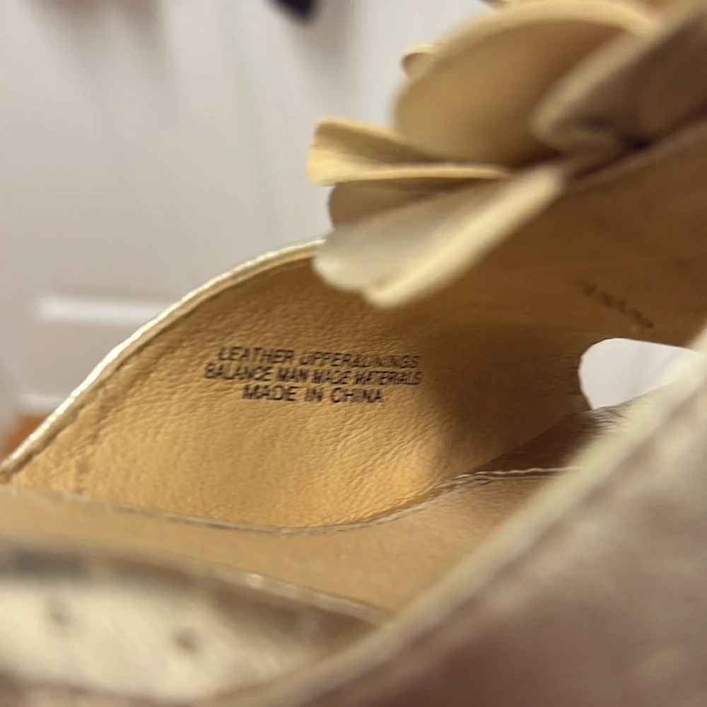 Born Metallic Gold Flower‎ Wedge Sandal - size 8